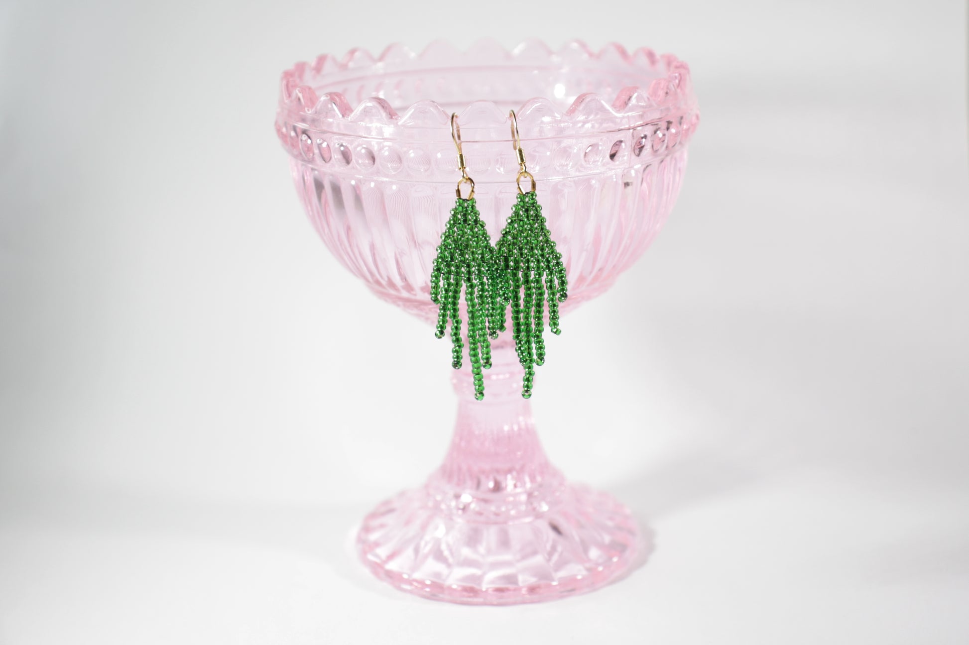 Small beaded green fringe seed bead earrings. Pienet roikkuvat käsintehdyt vihreät hapsukorvakorut.
