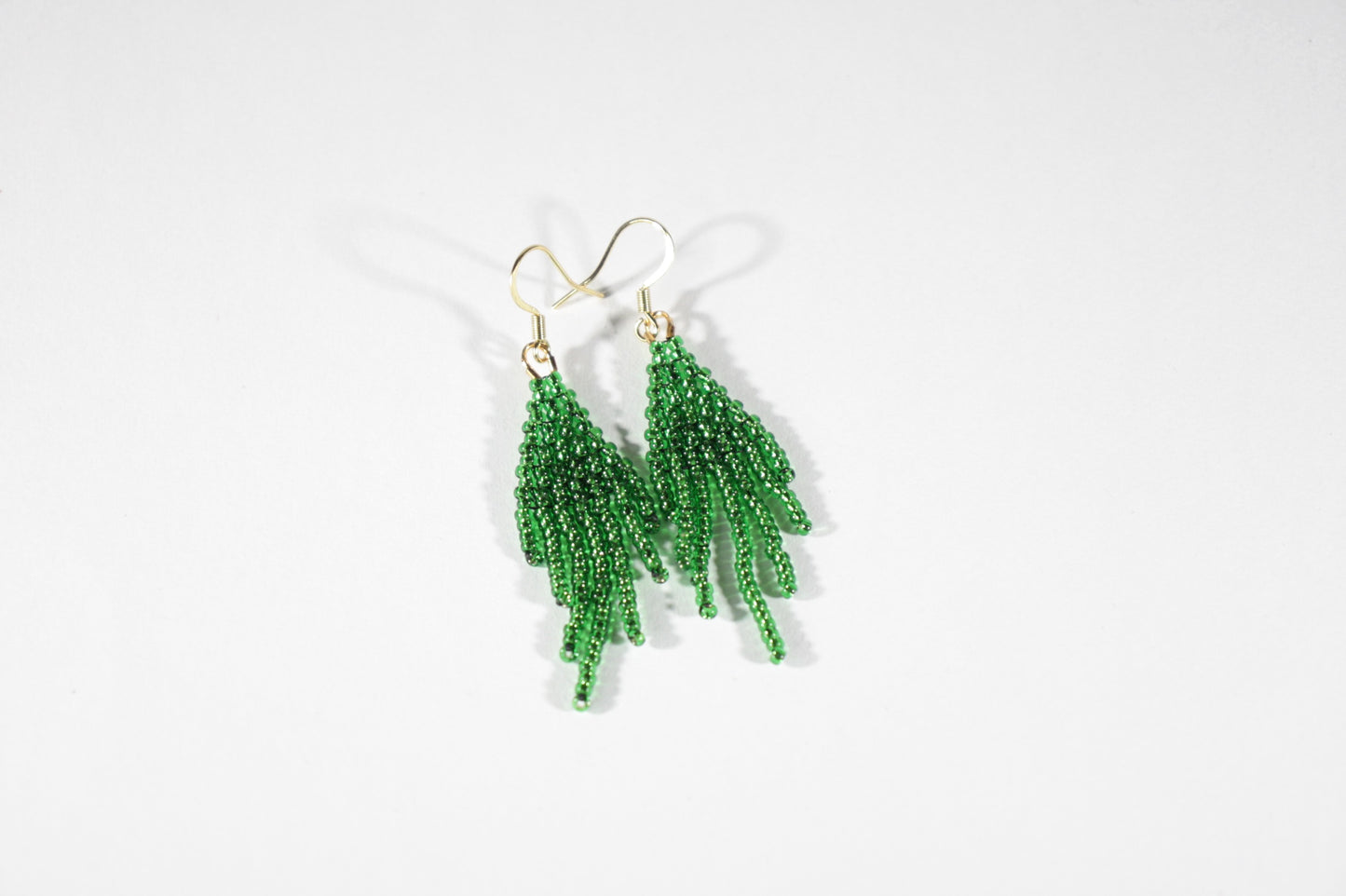 Small beaded green fringe seed bead earrings. Pienet roikkuvat käsintehdyt vihreät hapsukorvakorut.