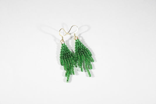 Small beaded green fringe seed bead earrings. Pienet roikkuvat käsintehdyt vihreät hapsukorvakorut.