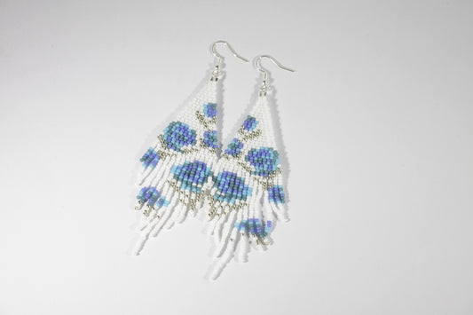 Long fringe seed bead earrings white with shades of blue roses pattern. Pitkät roikkuvat helmikorvakorut. Värinä valkoinen, jossa sinisen sävyisiä ruusuja kuvioina. 