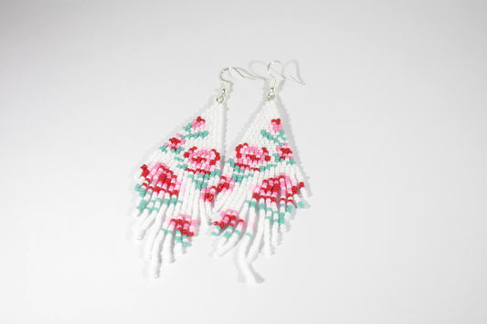 Long beaded seed bead fringe earrings. Base color of these earrings is white and has red and pink roses pattern. Pitkät käsintehdyt roikkuvat helmikorvakorut. Pohjaväri näissä korvakoruissa on valkoinen sekä, kuviona on punaisia ja pinkkejä ruusuja.  