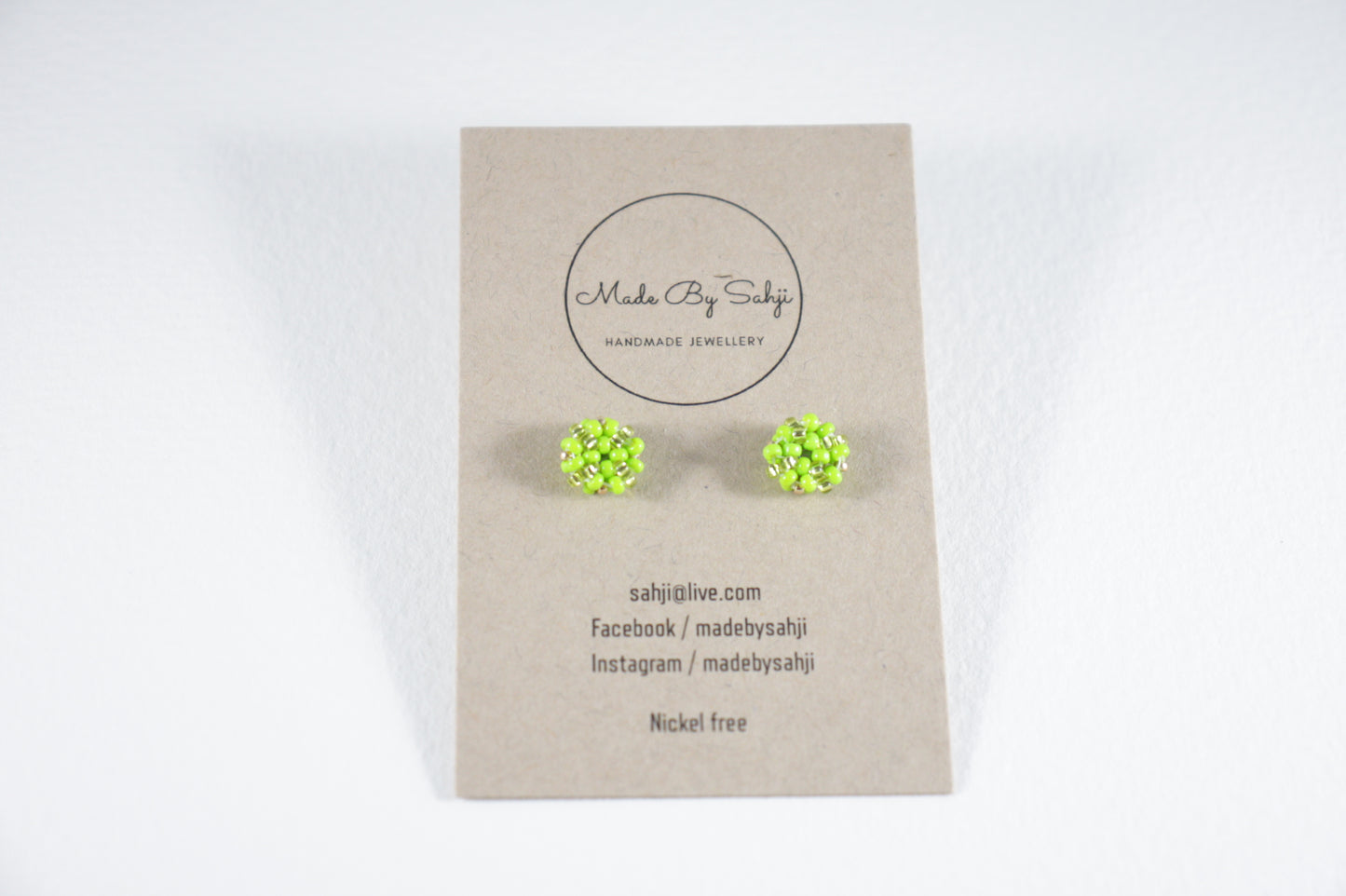 Handmade beaded bright green stud earrings. Käsintehdyt kirkkaan vihreät nappihelmikorvakorut.