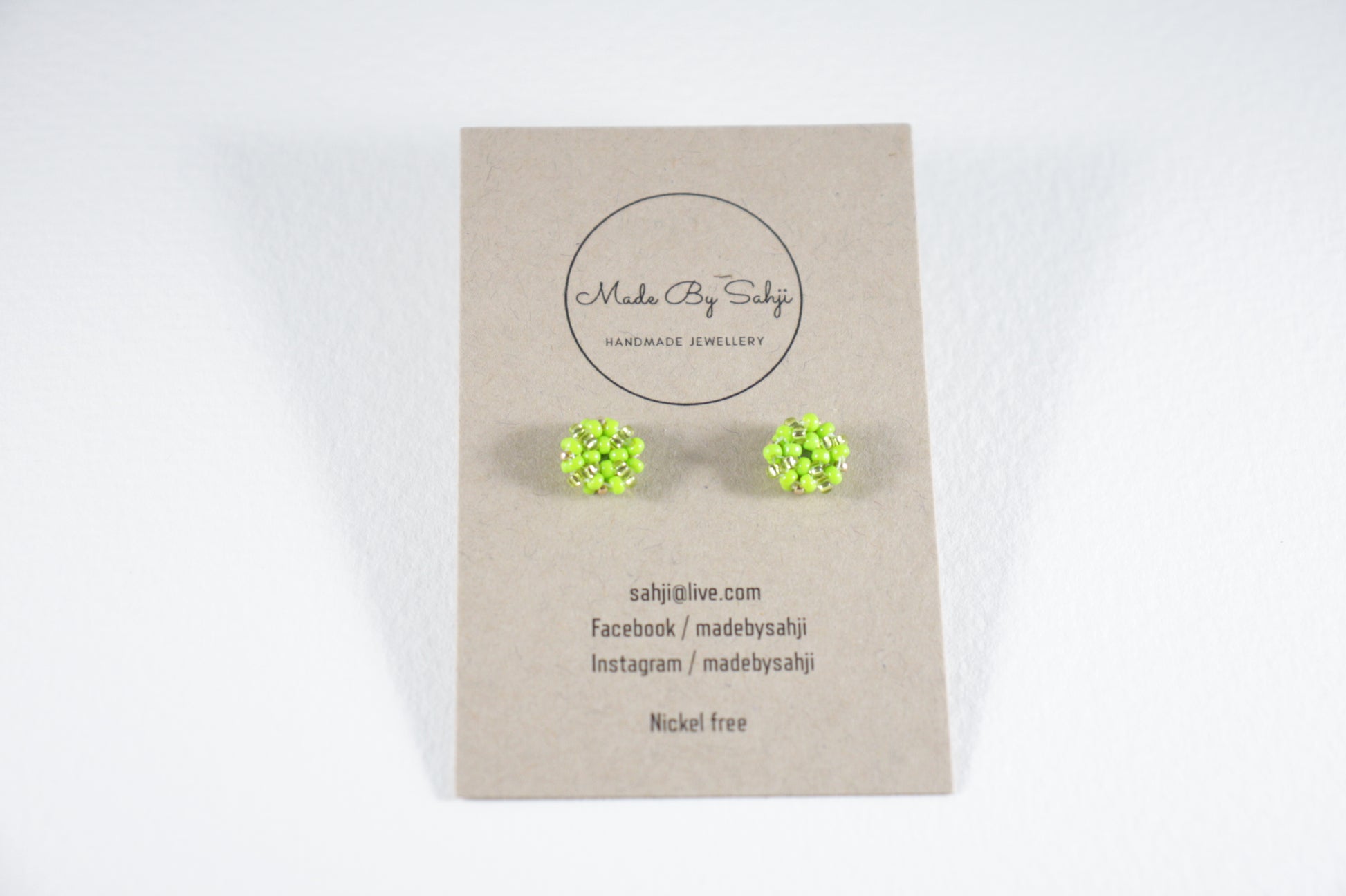 Handmade beaded bright green stud earrings. Käsintehdyt kirkkaan vihreät nappihelmikorvakorut.