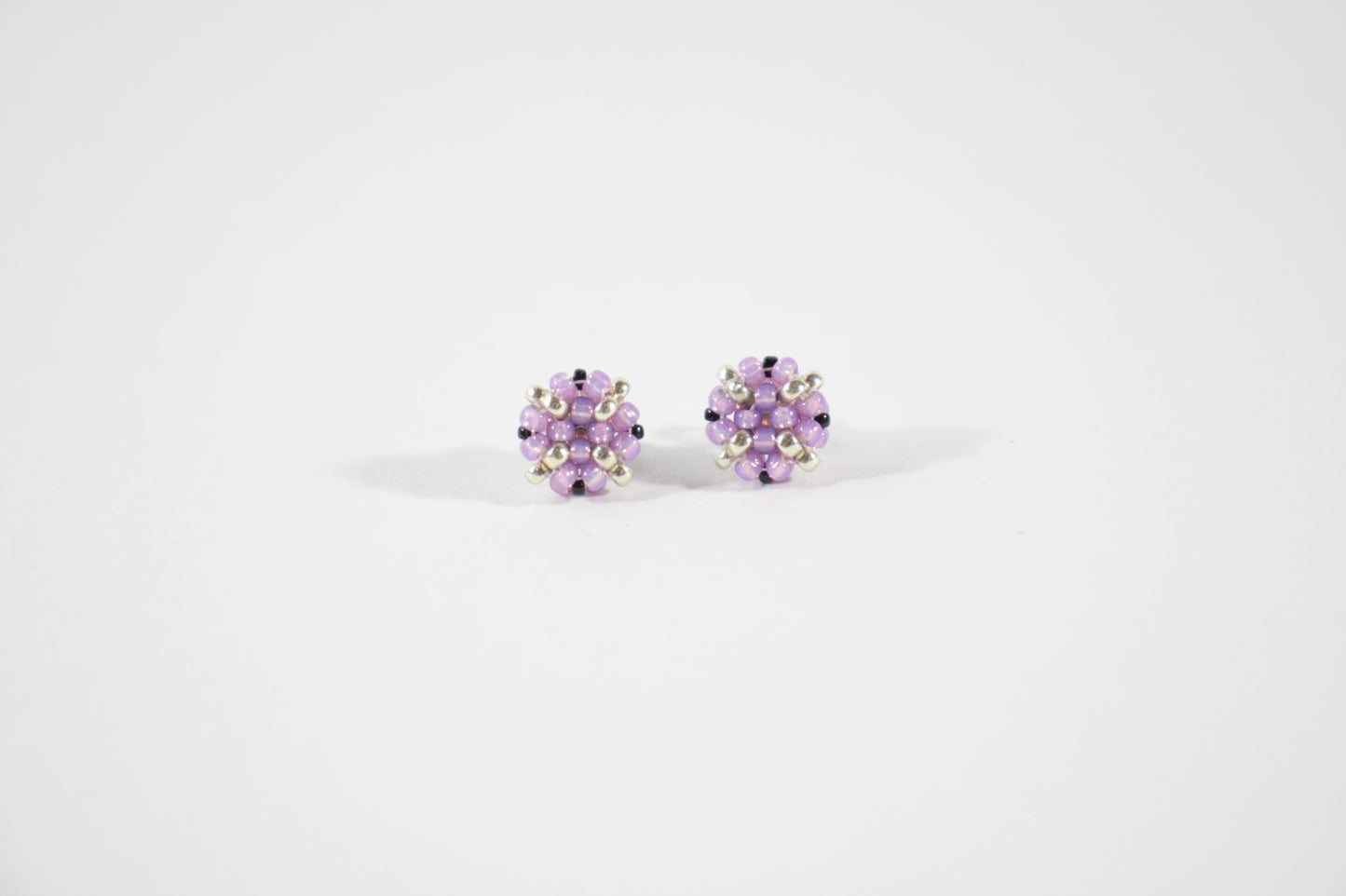 Seed bead stud earrings lila and silver color. Pienistä lasihelmistä tehdyt nappikorvakorut väriltään lila ja hopea. 