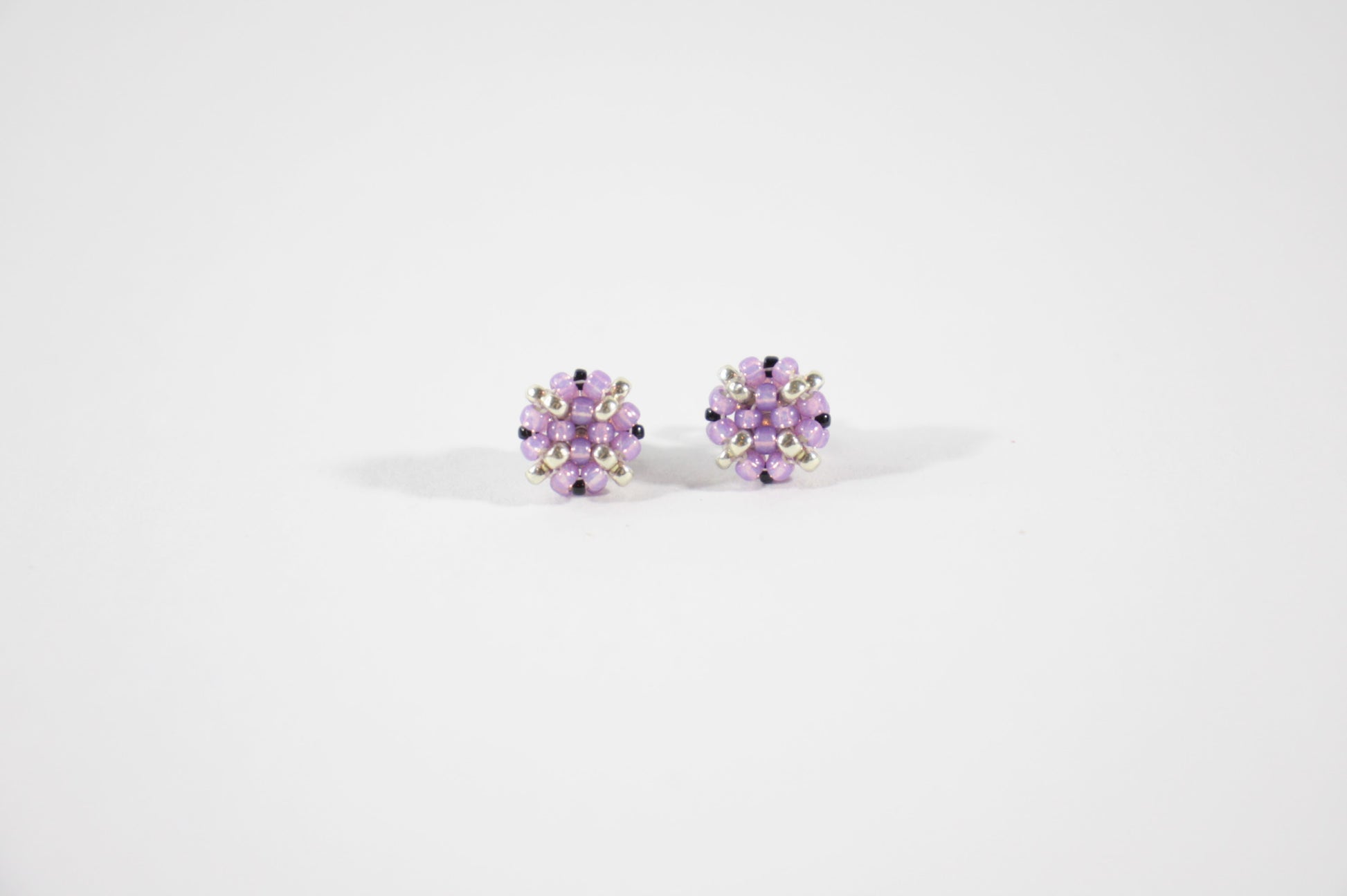 Seed bead stud earrings lila and silver color. Pienistä lasihelmistä tehdyt nappikorvakorut väriltään lila ja hopea. 