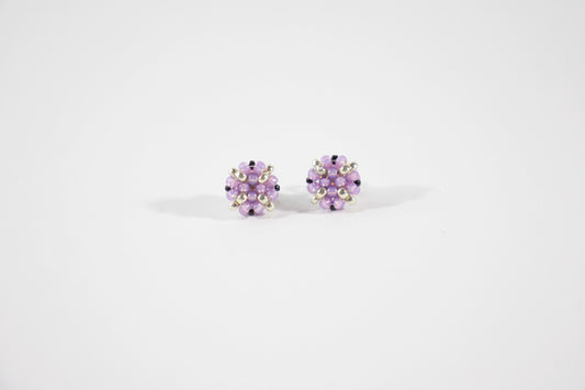 Seed bead stud earrings lila and silver color. Pienistä lasihelmistä tehdyt nappikorvakorut väriltään lila ja hopea. 