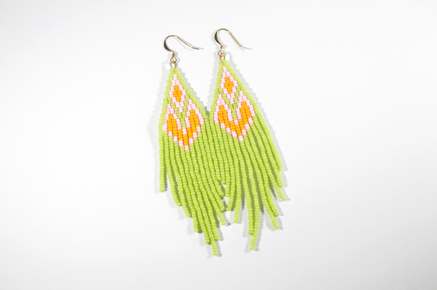 Seed bead fringe earrings light green with pink and orange grids. Hapsulliset lasihelmikorvakorut vaalean vihreät pinkeillä ja oransseilla ruuduilla.