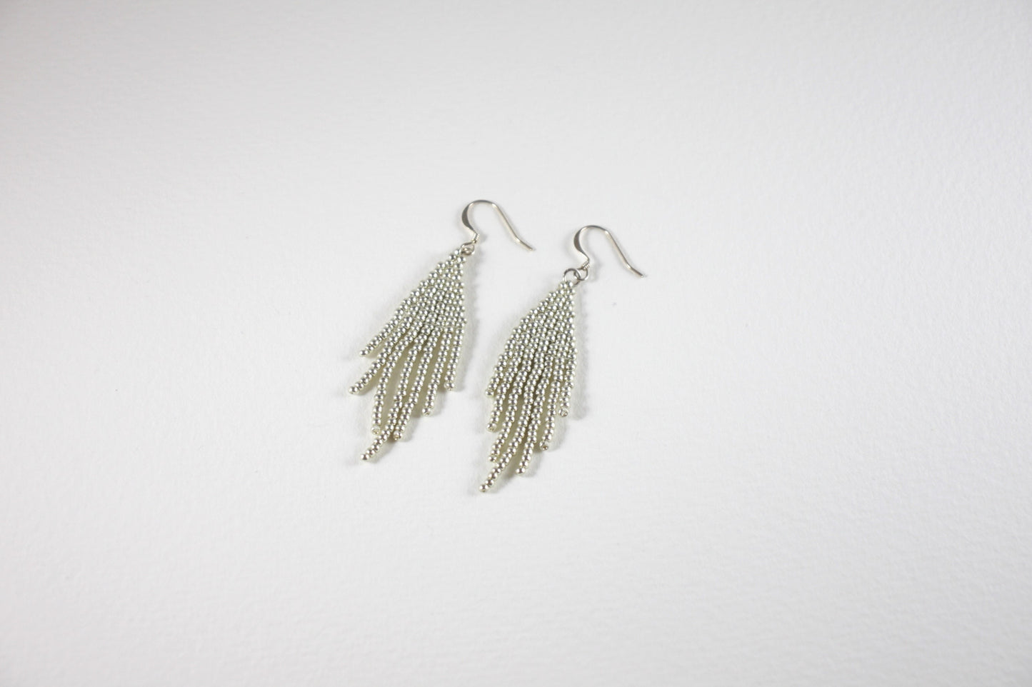 Silver color seed bead fringe earrings small. Lasihelmistä tehdyt hopeanväriset hapsukorvakorut, pienet.