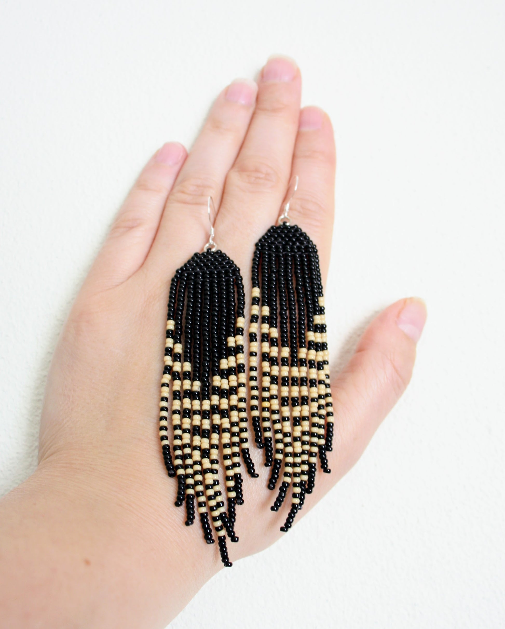 Handmade long black and beige statement fringe earrings. Made from Miyuki seed beads. Käsintehdyt pitkät musta beiget roikkuvat statement korvakorut. Tehty Miyuki siemenhelmistä.