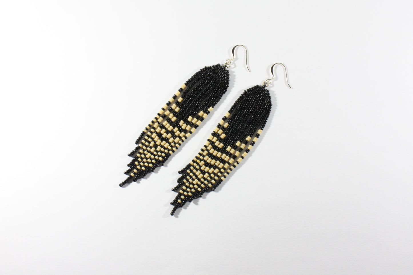 Handmade long black and beige statement fringe earrings. Made from Miyuki seed beads. Käsintehdyt pitkät musta beiget roikkuvat statement korvakorut. Tehty Miyuki siemenhelmistä.