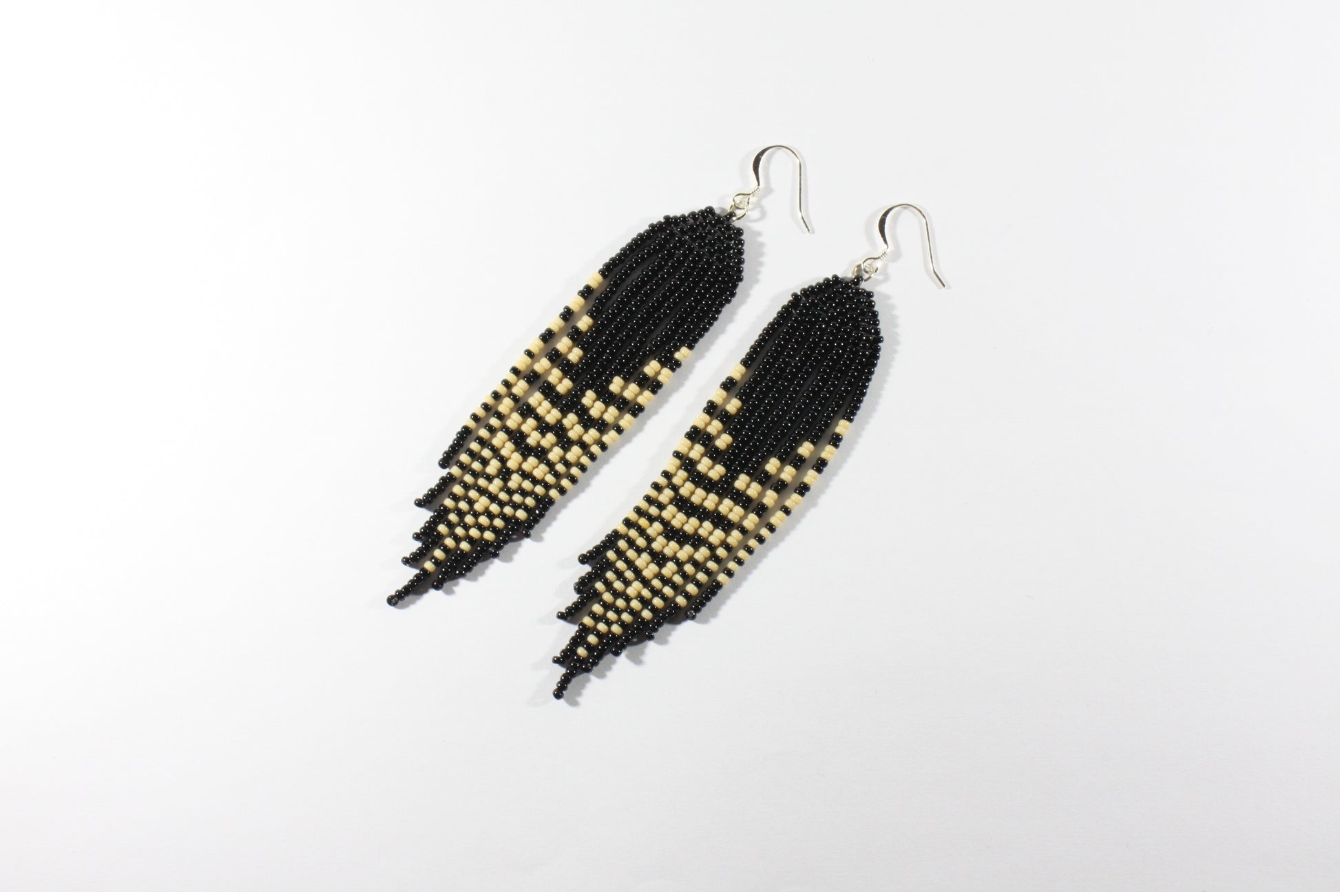Handmade long black and beige statement fringe earrings. Made from Miyuki seed beads. Käsintehdyt pitkät musta beiget roikkuvat statement korvakorut. Tehty Miyuki siemenhelmistä.