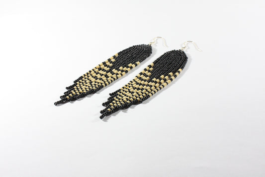 Handmade long black and beige statement fringe earrings. Made from Miyuki seed beads. Käsintehdyt pitkät musta beiget roikkuvat statement korvakorut. Tehty Miyuki siemenhelmistä.
