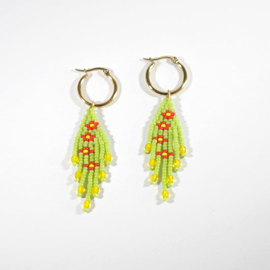 Small fringe seed bead earrings daisies. Color is green and daisies flowers are red with yellow center. Earrings hoops are gold plated stainless steel. Pienet hapsulliset lasihelmikorvakorut kukka kuviolla. Väri on vihreä ja kukat oat punaisia ja niiden keskusta on keltainen. Korvakorurenkaat ovat kullattua ruostumatonta terästä.