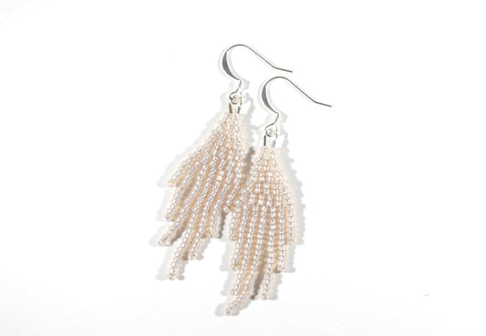 Seed bead fringe earrings small sparkling light rose with silver color hooks. Pienistä lasihelmistä kudotut roikkuvat hapsulliset korvakorut väriltään kimalteleva vaalea ruusu. Korvakoruissa on hopeanväriset koukut.