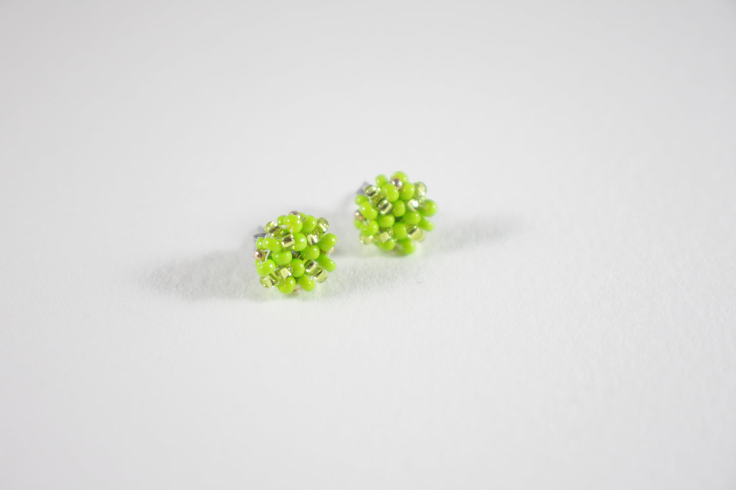 Handmade beaded bright green stud earrings. Käsintehdyt kirkkaan vihreät nappihelmikorvakorut.