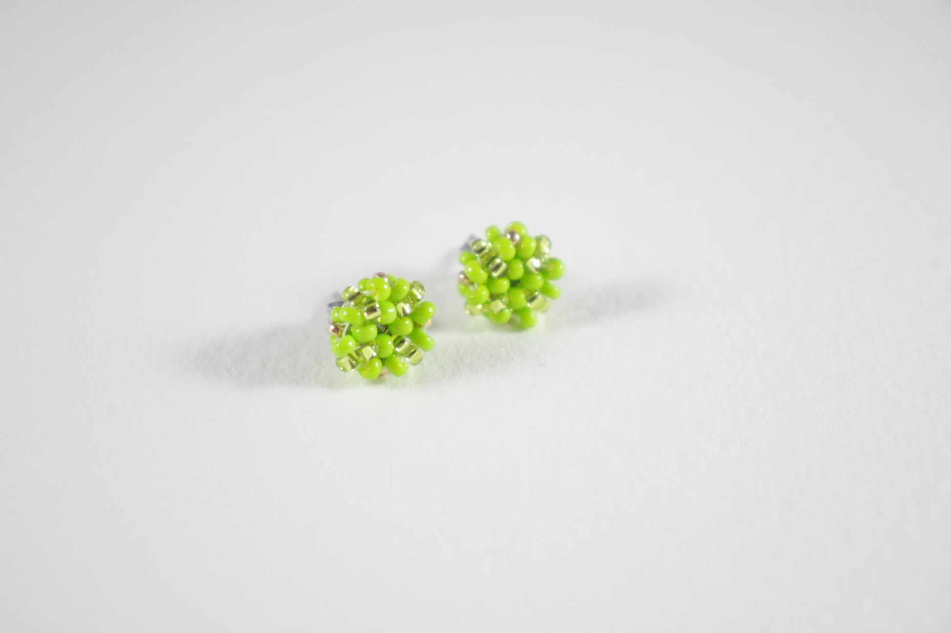 Handmade beaded bright green stud earrings. Käsintehdyt kirkkaan vihreät nappihelmikorvakorut.