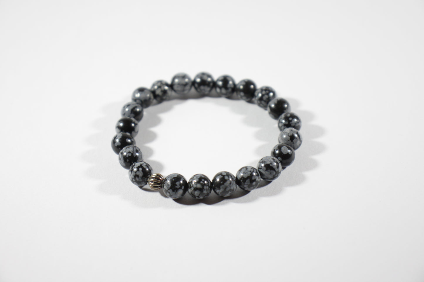 Snowflake obsidian stretch bracelet. Lumihiutaleobsidiaani joustorannekoru.