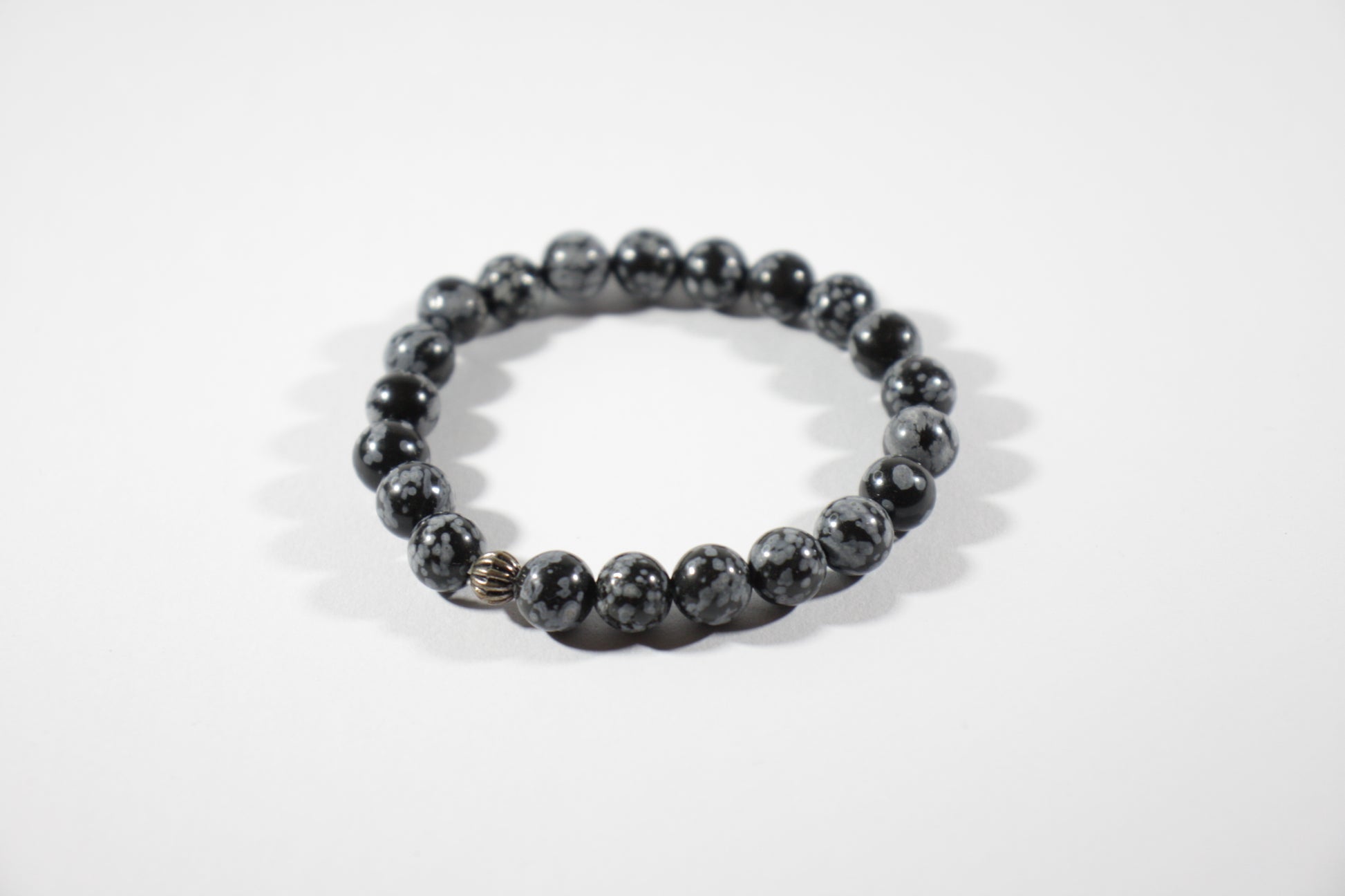 Snowflake obsidian stretch bracelet. Lumihiutaleobsidiaani joustorannekoru.