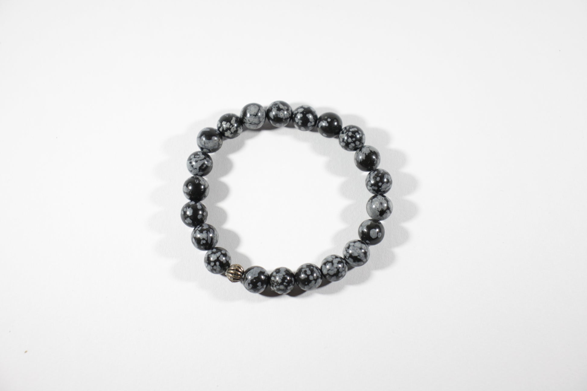 Snowflake obsidian stretch bracelet. Lumihiutaleobsidiaani joustorannekoru.