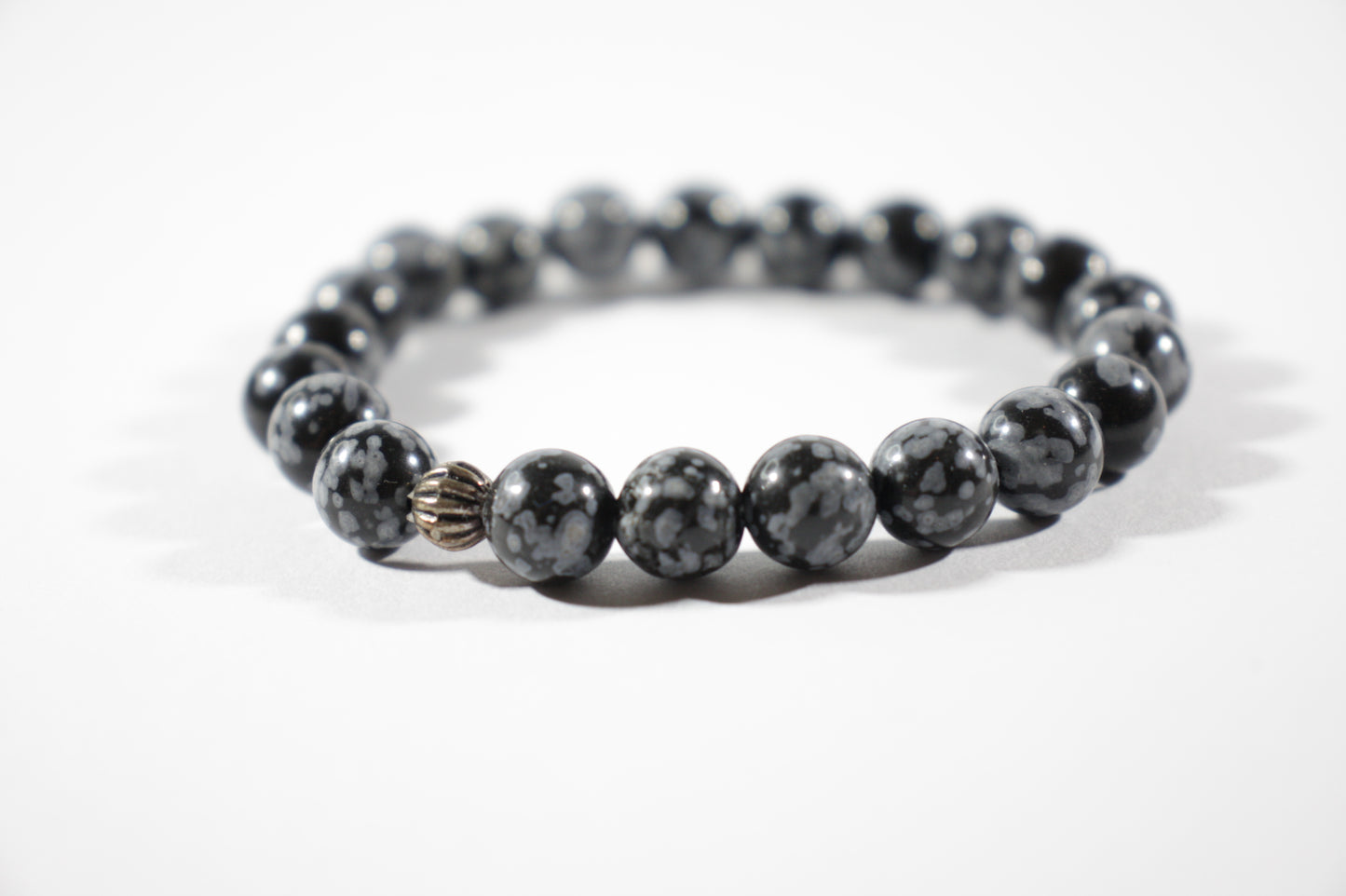 Snowflake obsidian stretch bracelet. Lumihiutaleobsidiaani joustorannekoru.