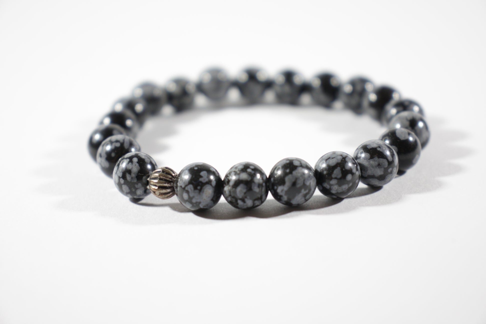 Snowflake obsidian stretch bracelet. Lumihiutaleobsidiaani joustorannekoru.