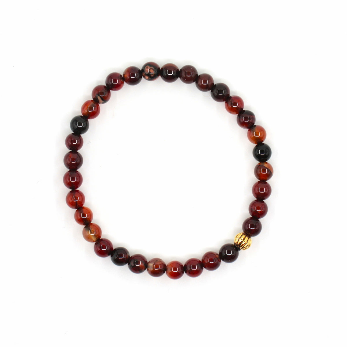 Ruskean sävyinen unelma-akaatti rannekoru valkoisella alustalla.  
A brown-toned Dream Agate bracelet on a white surface.
