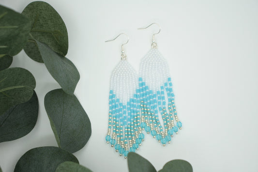Vaalean siniset roikkuvat hapsulliset helmikorvakorut. Light blue seed bead fringe earrings.