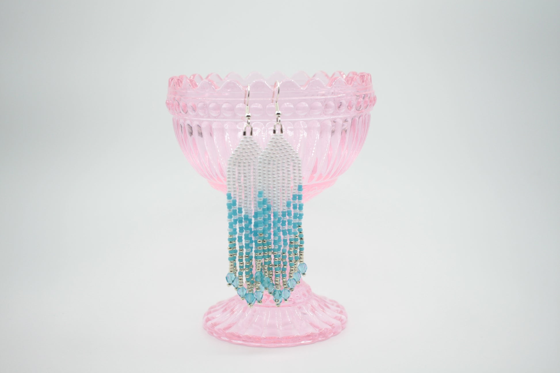 Vaalean siniset roikkuvat hapsulliset helmikorvakorut. Light blue seed bead fringe earrings.