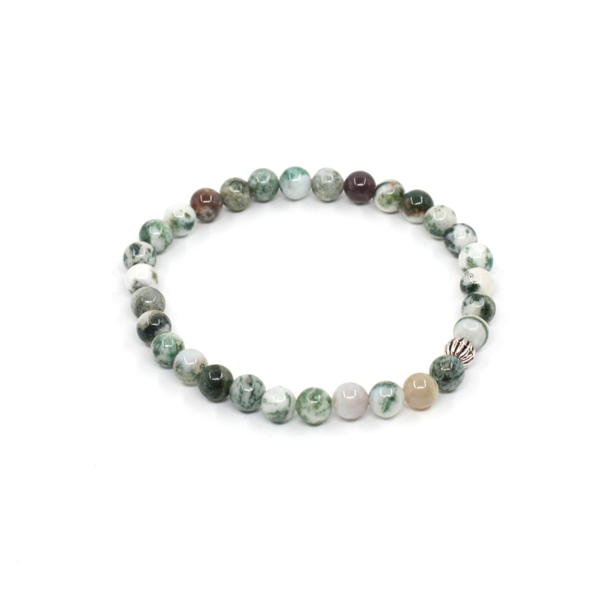 Puu-akaatti rannekoru valkoisella alustalla. Wood agate bracelet on a white surface. 